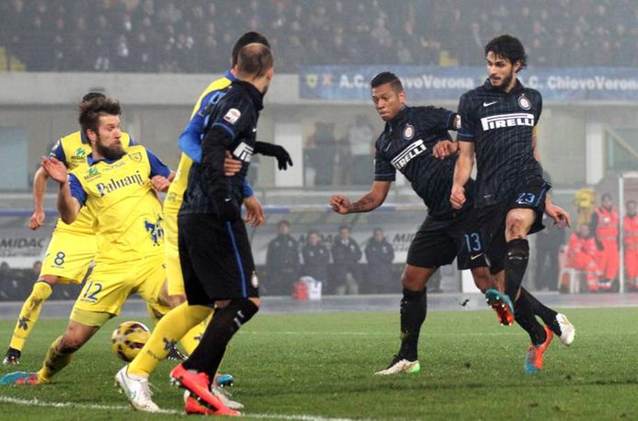 Andrea Ranocchia anticipa Guarin e di sinistro gira in rete un cross dalla sinistra:  il gol dello 0-2. Ap
